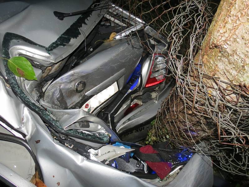 Na silnici z Plešovce do Kroměříže havarovala v pondělí 17. srpna Škoda Octavia: její řidič podle všeho nepřizpůsobil rychlost situaci, navíc měl sjeté zadní pneumatiky.