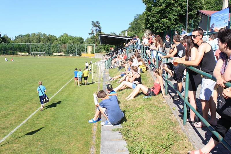 V sobotu se v Holešově na domácím hřišti rozloučil s fotbalovou kariérou Zdeněk Grygera. Výtěžek z akce pomůže splnit sen handikepovanému Zdeňku Dvořákovi.