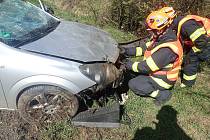 Záchranáři zasahují u dopravní nehody osobního vozu u Rymic na Kroměřížsku; sobota 15. dubna 2023