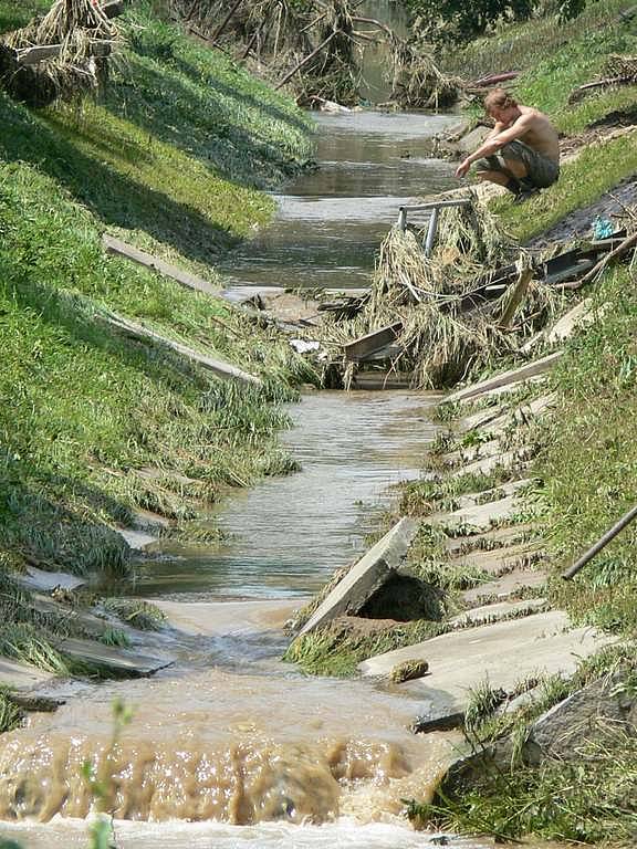 Lidé v obcích na Kroměřížsku včera pokračovali v úklidu spouště, kterou u nich nadělala ve čtvrtek 14. černva  velká voda.