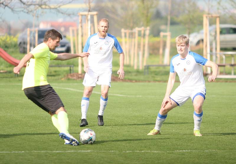 Divizní fotbalisté Skaštic (ve žlutém) v sobotním 20. kole skupiny E doma podlehli vysoko Přerovu 0:5.