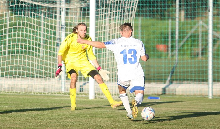 Fotbalisté Morkovic (v modrém) ve 2. kole krajského přeboru doma nečekaně vysoko podlehli nováčkovi z Hrachovce 0:8.