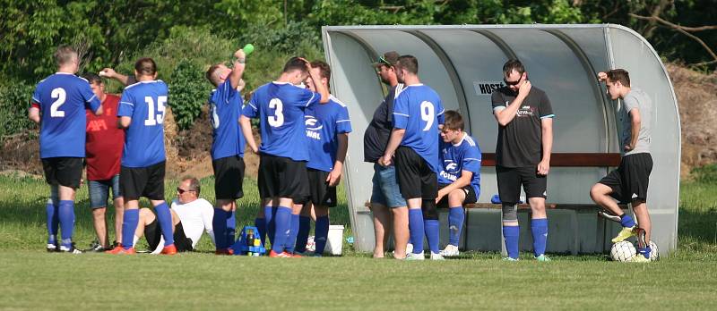 Fotbalisté Záhlinic (v červeném), druhý celek okresního přeboru OFS Kroměříž, doma ve 25. kole rozdrtil poslední Lutopecny 10:1. Již po půlhodině přitom favorit vedl o pět gólů.