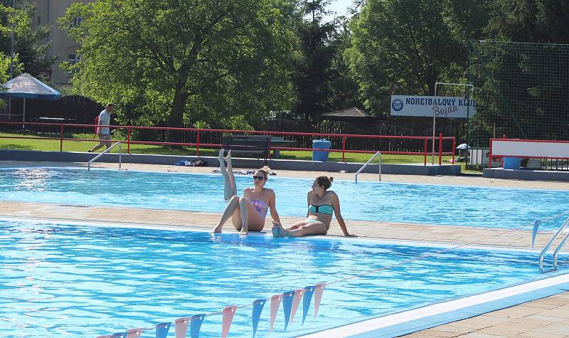 Po chropyňském koupališti na sebe nenechala dlouho čekat ani kroměřížská Bajda, která otevřela ve čtvrtek 1. června. Druhý den po otevření tolik návštěvníků nepřilákala, možná to ale změní sobota, která má být dalším horkým dnem.