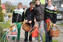 S upletenými tatary nebo zdobenými vařečkami vyrazili na Velikonoční pondělí chlapci ve Střílkách do ulic. 