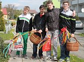 S upletenými tatary nebo zdobenými vařečkami vyrazili na Velikonoční pondělí chlapci ve Střílkách do ulic. 