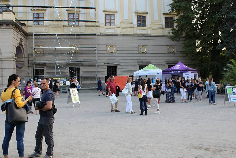 Podzámecká zahrada  posloužila jako kulisa při dalším hudebním vystoupení z cyklu Kultura pod hvězdami.