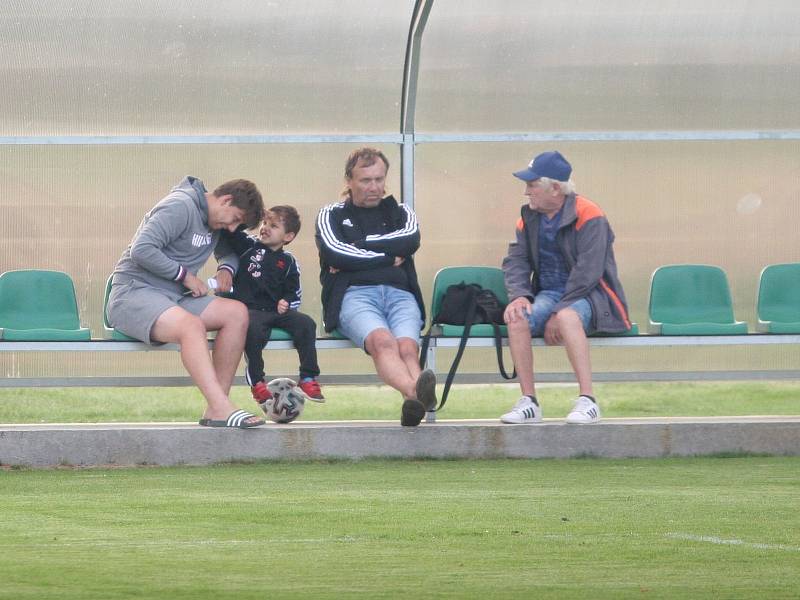 Divizní fotbalisté Skaštic (v zeleném) v úvodním kole skupiny E doma smolně podlehli Vsetínu 0:1. Jediná branka padla v samém závěru duelu.