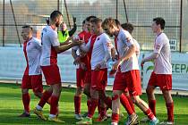 Fotbalisté Kroměříže (červenobílé dresy) na úvod jara doma zdolali Blansko 2:0. 