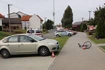 Ve Chvalčově na Kroměřížsku v pátek 20. října 2023 boural opilý cyklista. Šestatřicetiletý muž měl i pozitivní test na drogy.
