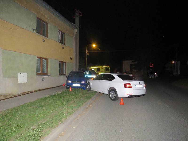 Šestatřicetiletý řidič Škody Octavie boural v Ratajích. Za jízdy usnul a narazil do zaparkované Škody Fabia.