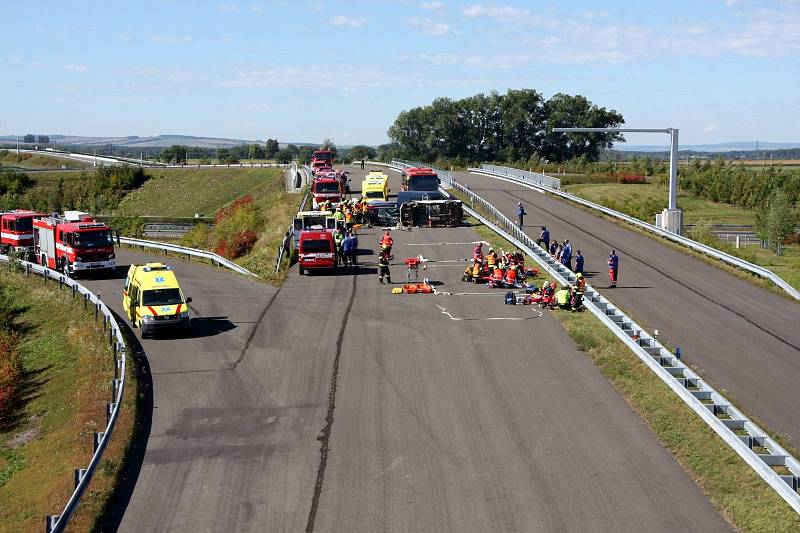 Taktické cvičení hasičů na dálnici D1 u Hulína.