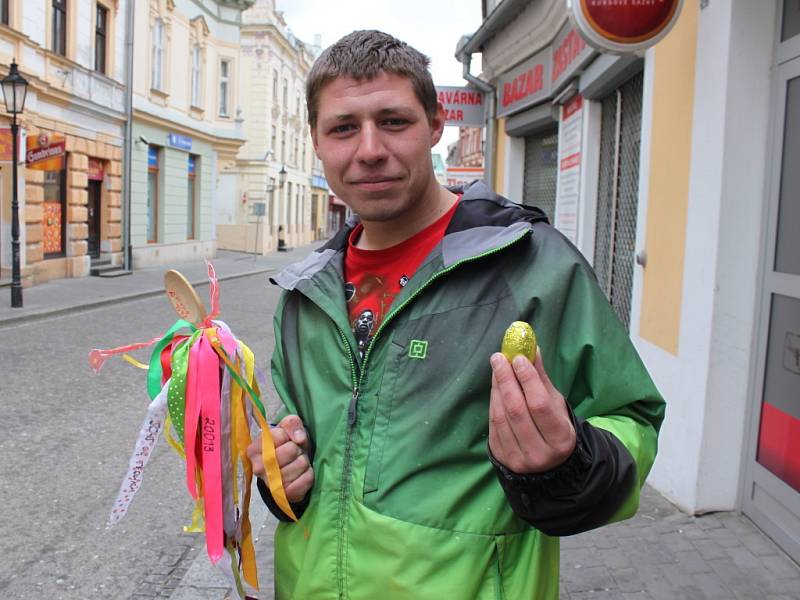 I chlapci na Kroměřížsku vyrazili v pondělí na velikonoční mrskačku. Chodili s nazdobenými vařečkami i tatary.