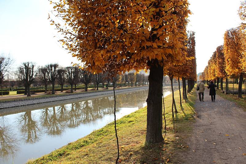 Holešovský zámecký areál má celoročně své kouzlo a vybízí k procházkám. 9. listopadu 2021