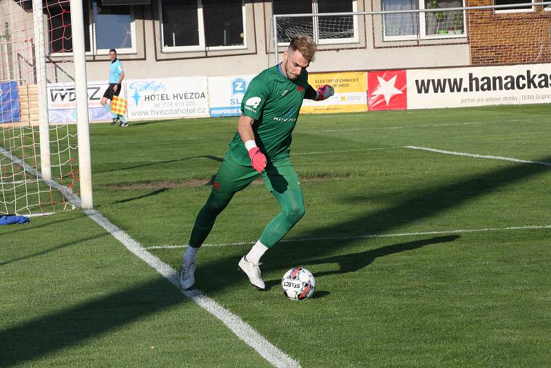 Fotbalisté Kroměříže (červenobílé dresy) v pátečním přípravném zápase hostili prvoligovou Zbrojovku Brno.