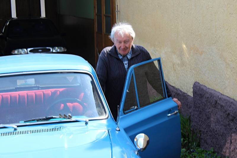 Josef Petřík ze Sobělic na Kroměřížsku vlastní veterána Ford Cortinu z roku 1963.