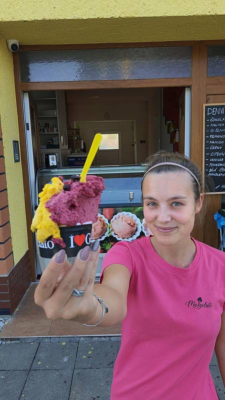 Zmrzlinář Michal Říha vyrábí v Pravčicích italskou zmrzlinu. Na snímku brigádnice Denisa Kozlanská.