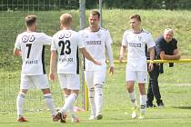 Fotbalisté Kvasic (v bílém) opět slavili úspěch.