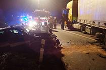 Nehoda osobního auta s kamionem v Kaplanově ulici v Kroměříži - 12. 12. 2021
