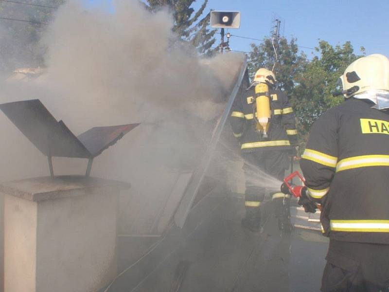 Požárem byla zničena střecha rodinného domu v Morkovicích.