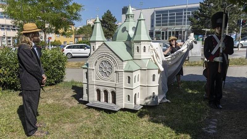 Model zničené synagogy je k vidění na kroměřížském Komenského náměstí.