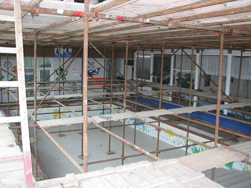 Skoro přes celý srpen opravují dělníci strop nad dětským krytým bazénem v Kroměříži. Oba bazény, dětský i velký, pak budou otevřené až 8. září 2009.