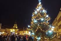 První den vánočních trhů na Velkém náměstí v Kroměříži v roce 2022.
