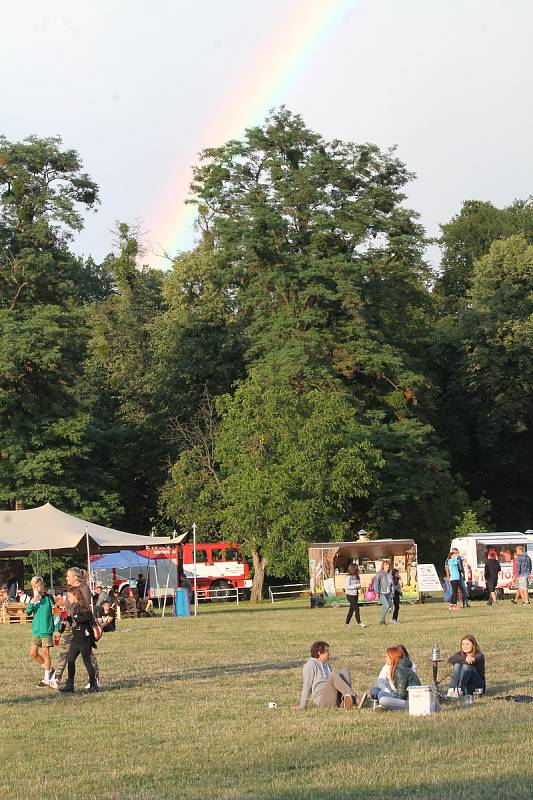 Sobotní odpoledne patřilo v Kroměříži hudbě. Na Pionýrské louce se konal Kromfest, festival pro celou rodinu. I přes občasný déšť se na kapely přišly podívat stovky lidí.