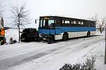 Při nehodě linkového autobusu mezi Kurovicemi a Ludslavicemi utrpěli naštěstí jen lehčí zranění dva lidé.