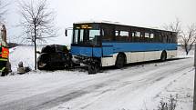 Při nehodě linkového autobusu mezi Kurovicemi a Ludslavicemi utrpěli naštěstí jen lehčí zranění dva lidé.