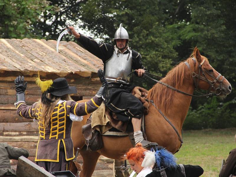 Rekonstrukci historické bitvy z roku 1643 předvedli v sobotu 11. července divákům nadšenci v Kroměříži. Oproti tehdejšímu výsledku ale tentokrát švédští nájezdníci nepořídili.