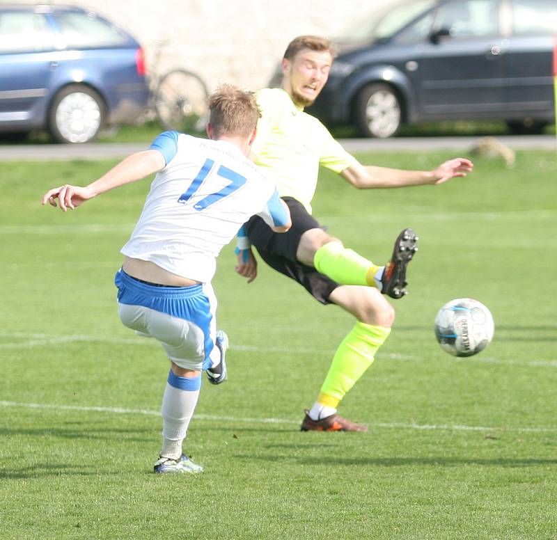 Divizní fotbalisté Skaštic (ve žlutém) v sobotním 20. kole skupiny E doma podlehli vysoko Přerovu 0:5.