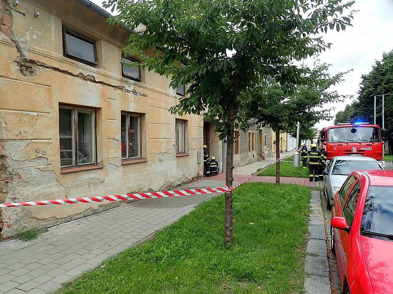 Zřícená střecha řadového domu v Kroměříži si vyžádala evakuaci obyvatel
