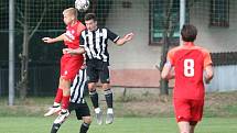 Divizní fotbalisté Holešova (v bílo-černém) doma v úvodním kole skupiny E vysoko podlehli rezervě Zbrojovky Brno 0:6.