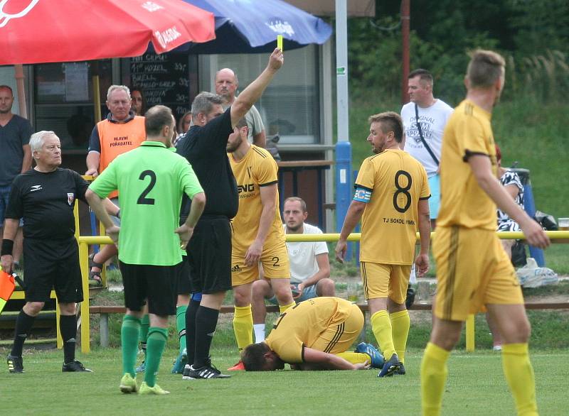 V rámci 2. kola okresního přeboru OFS Kroměříž porazili fotbalisté Kvasic B (v zeleném) rivala z Rymic 3:2. O osudu zápasu se rozhodlo v samém závěru, kdy domácí proměnili penaltu. její nařízení se nelíbilo hostům, kteří za ostré protesty z lavičky násled