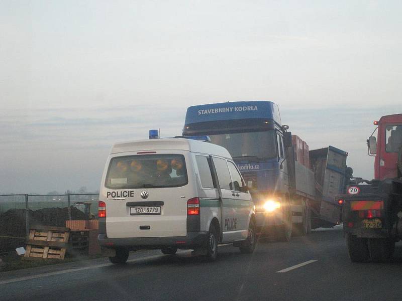 Převrácená zadní korba zablokovala jeden jízdní pruh.