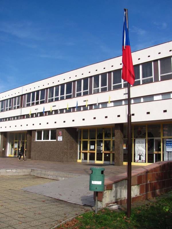 Do volebních místností na Základní škole Zachar v Kroměříži od prvních chvil přicházely desítky voličů.