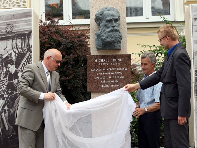Slavnostní odhalení pomníku Michaela Thoneta v Bystřici pod Hostýnem.