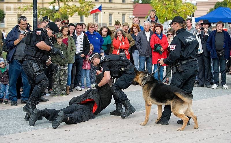 V Kroměříži se v sobotu 3. října konal Den uniformovaných sborů, který nabídl přehlídku historické i současné vojenské techniky nebo bitvu o Zborovský most.