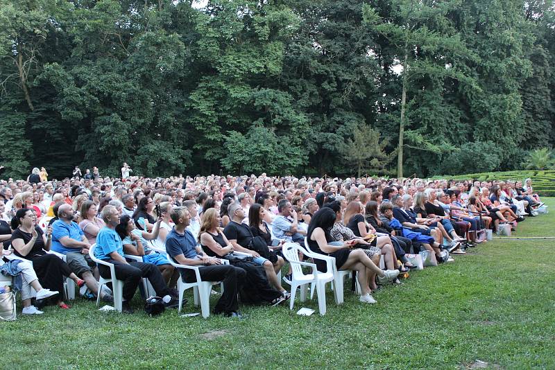 Podzámecká zahrada  posloužila jako kulisa při dalším hudebním vystoupení z cyklu Kultura pod hvězdami.