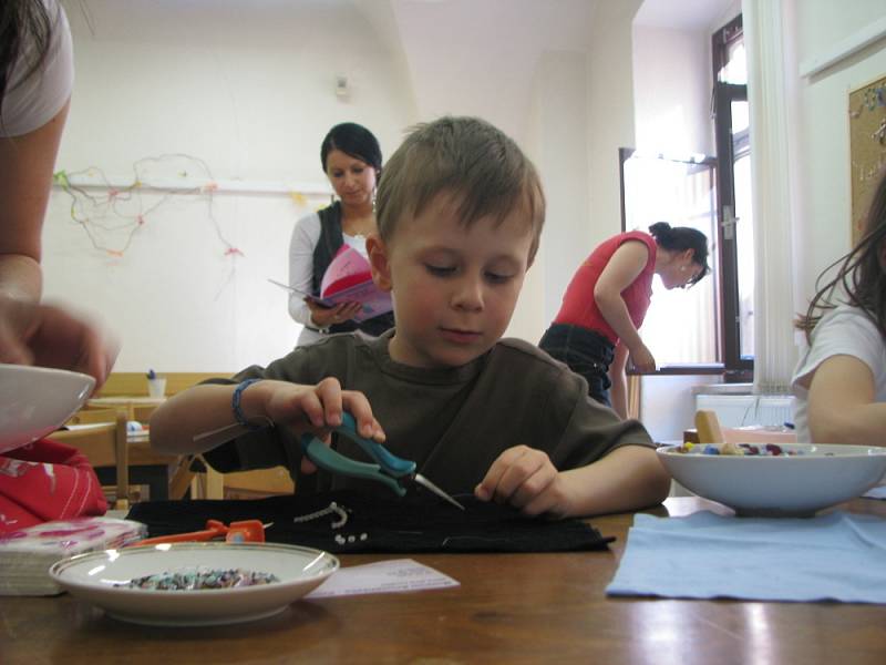 Kroměřížské muzeum hostilo v sobotu 25. dubna 2009 další z tradičních dílen, tentokrát věnovanou navlékání korálků. Účast dětí nepokazilo ani pěkné počasí.