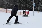 Troják, jediný aktuálně fungující ski areál, přilákal i ve čtvrtek dopoledne desítky milovníků lyžování. Na svahu se to hemžilo jak těmi ostřílenými, kteří spíše trénují na vyšší hory, tak i nejmenšími lyžaři.