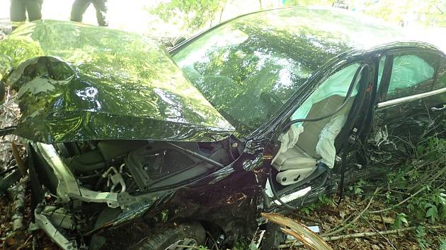 Srážka dvou mercedesů si vyžádala dva zraněné. Jedno z aut skončilo v lese.