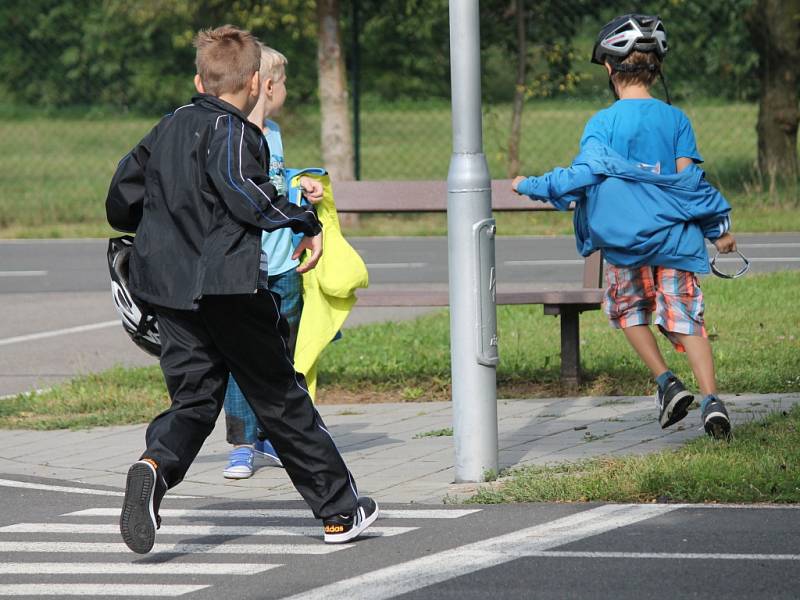 Dopravní hřiště v Kroměříži i letos zahájilo výuku žáků čtvrtých tříd. Děti absolvují kurzy a pak si budou moci udělat třeba průkaz cyklisty.