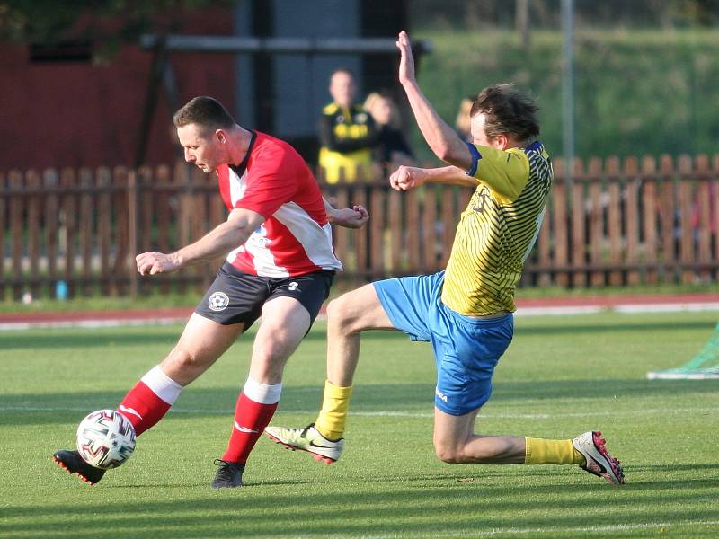 Fotbalisté Spartaku Hulín (v bílo-červeném) v pátečním zápase 20. kola okresního přeboru OFS Kroměříž porazili rezervu Kvasic 2:0. Domácí o svém úspěchu rozhodli trefami v závěru zápasu.