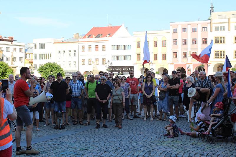 Demonstrace za nezávislou justici a proti vládě Andreje Babiše v Kroměříži, 11. června 2019.