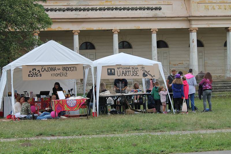 Sobotní odpoledne patřilo v Kroměříži hudbě. Na Pionýrské louce se konal Kromfest, festival pro celou rodinu. I přes občasný déšť se na kapely přišly podívat stovky lidí.