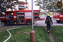 Příprava karbanátků skončila požárem. V Bystřici pod Hostýnem museli hasiči evakuovat celý bytový dům.