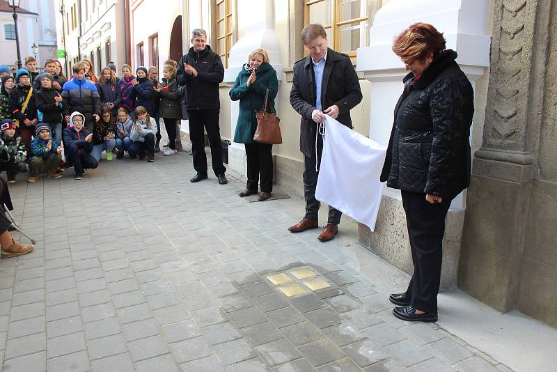 Osud posledního kroměřížského rabína a jeho rodiny v nově připomínají čtyři kameny zmizelých zasazené do chodníku před bývalou židovskou radnicí v Moravcově ulici. Zástupci města je slavnostně odkryli v pondělí 6. listopadu.
