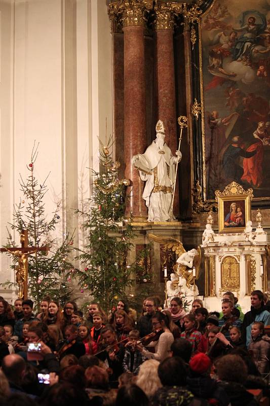 V sobotu se konal v kostele Panny Marie v Kroměříži benefiční koncert ve prospěch Charity Kroměříž. Výtěžek půjde na podporu projektu "Prázdniny na kolečkách", jež má pomáhat lidem se zdravotním postižením.